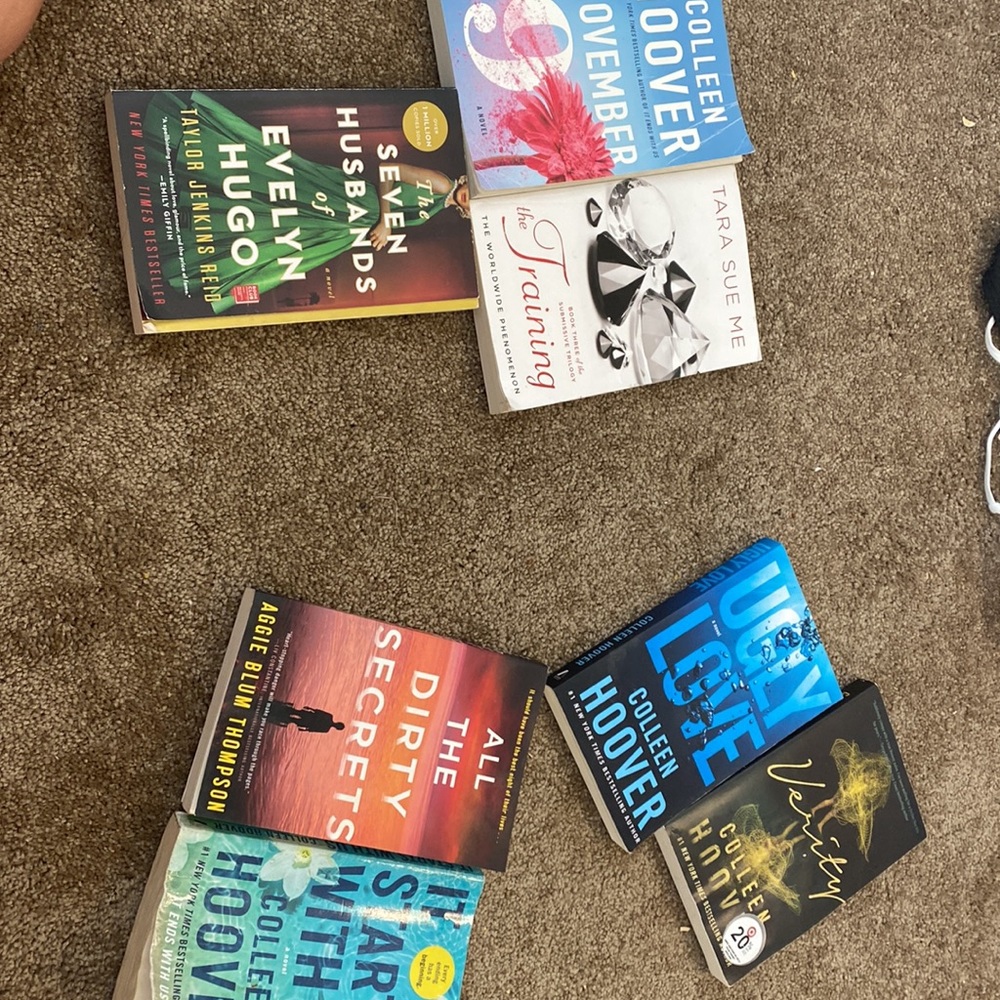 BOOK BUNDLE: COLEEN HOOVER AND MORE - Picture 4 of 4